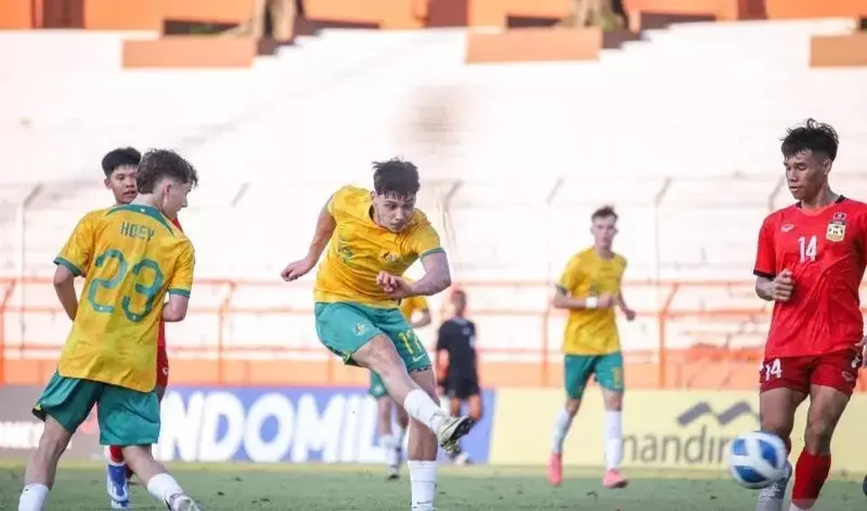 Pemain Australia Melepaskan tendangan saat melawan Laos pada Piala AFF U-19 di Stadion 10 November 2024,